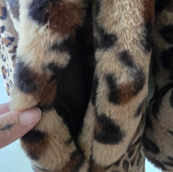 LOVE TREE Faux Fur Leopord Print Coat - Picture 3 of 6